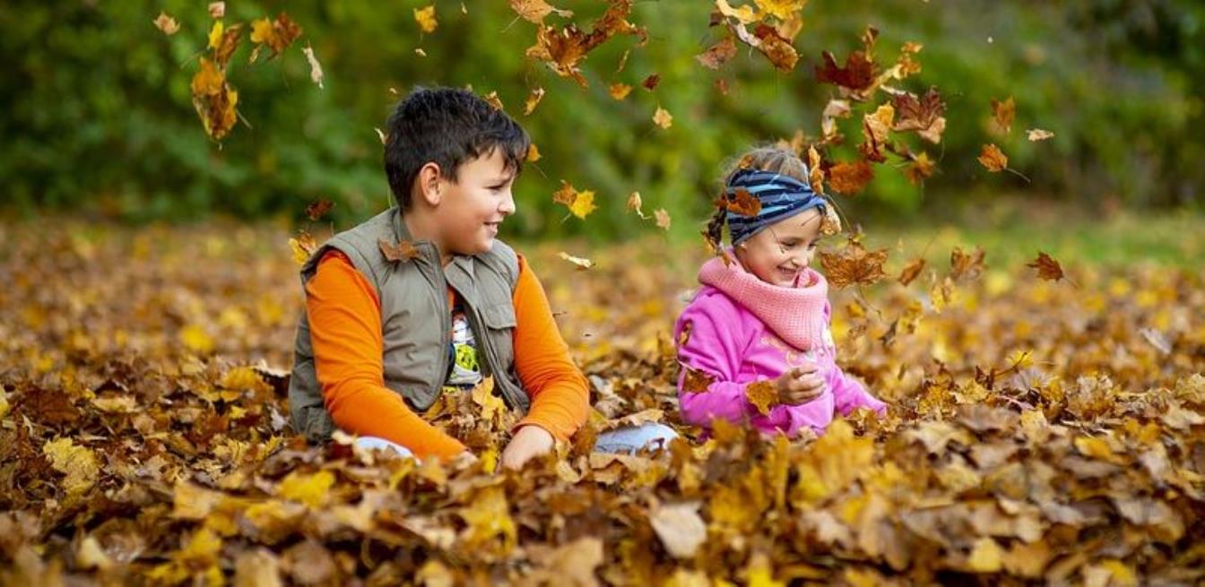 Spiele für Kinder müssen nicht teuer sein, die Natur bietet genug, um Kinder sinnvoll zu beschäftigen.